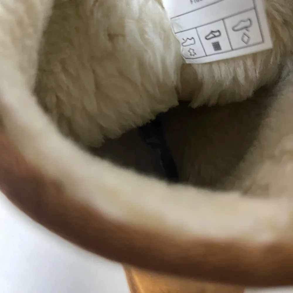 Kookaburra by UGG brown suede with sheepskin lining size 4